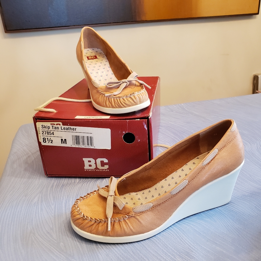 BC FOOTWEAR WOMEN TAN WEDGE SHOES.